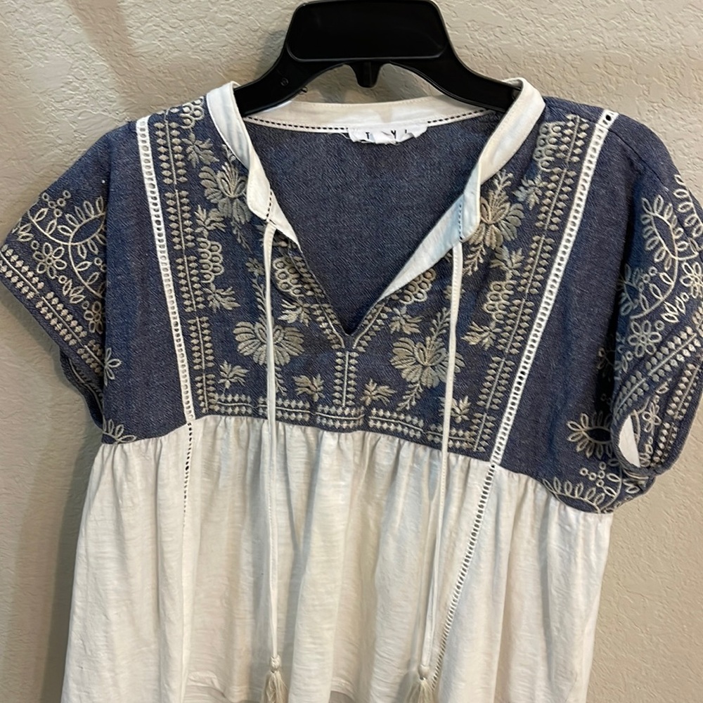 Tie front embroider, top denim and white.